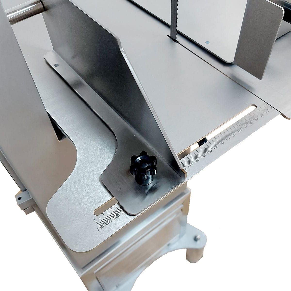 tope_de_gruesos_ajustable_en_sierra_de_cinta_butzmann_2020_frontal.jpg